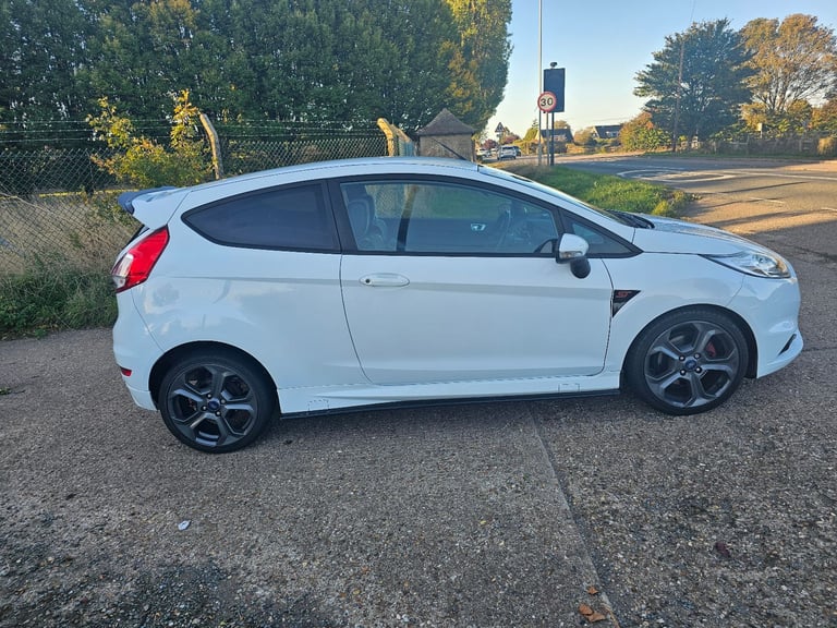 Ford, FIESTA, Hatchback, 2016, Manual, 1596 (cc), 3 doors