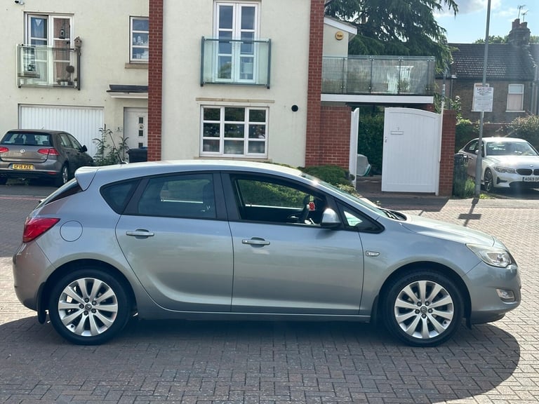 2011 Vauxhall Astra 1.4 16v Exclusiv Euro 5 5dr HATCHBACK Petrol Manual