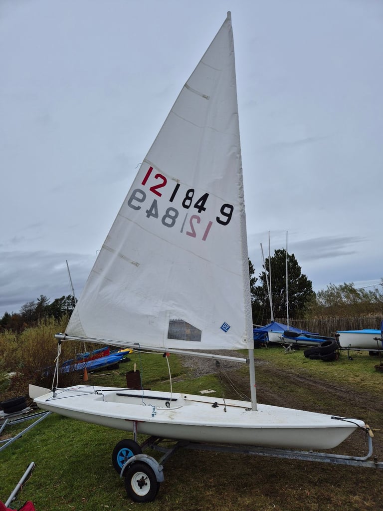 Laser sailing dinghy with combi road trailer