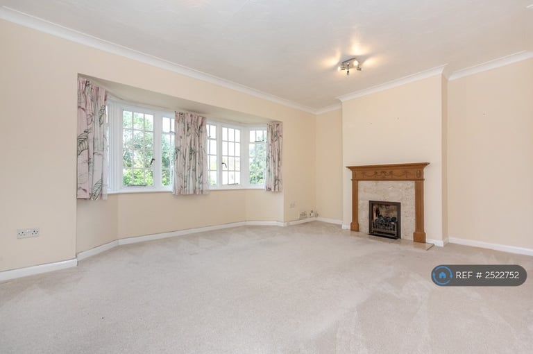 2 bedroom flat in Lock Chase, London, SE3 (2 bed) (#2522752)