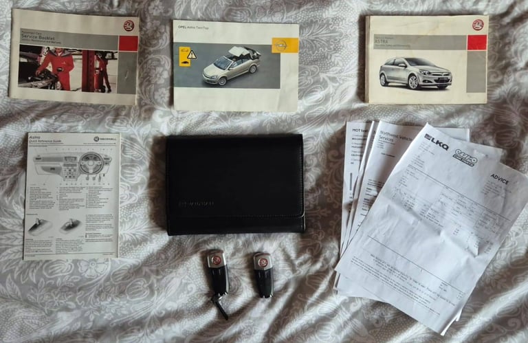 Automatic - Convertible. Leather seats. Serviced 12 times. 2008 Vauxhall Astra TwinTop Design 1.8