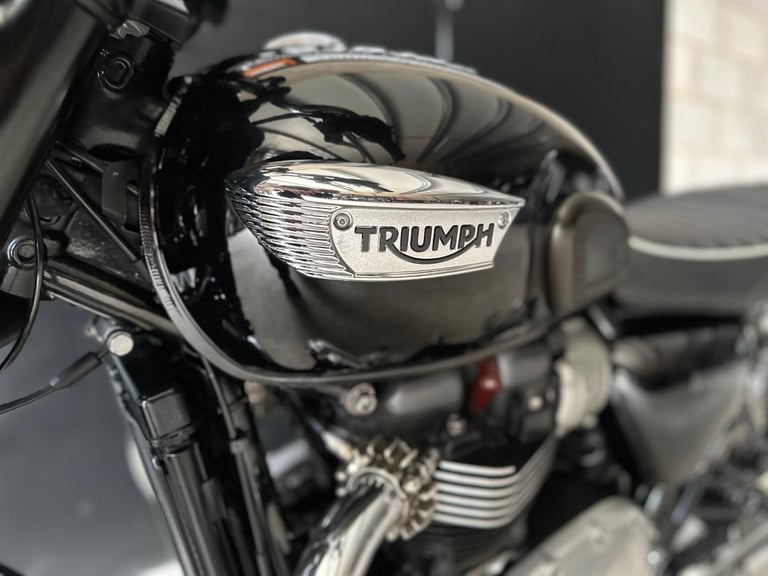 STUNNING LOW MILEAGE 2020/20 TRIUMPH BONNEVILLE T100 MOTORCYCLE