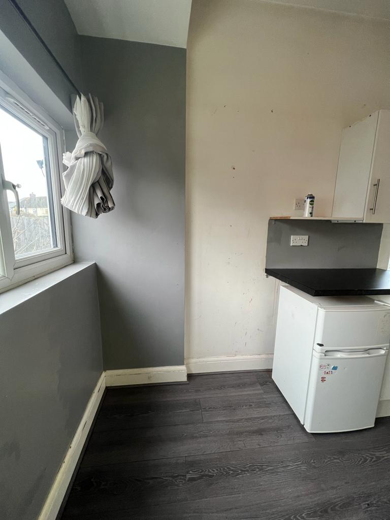 Studio room in Feltham TW13 7BU 