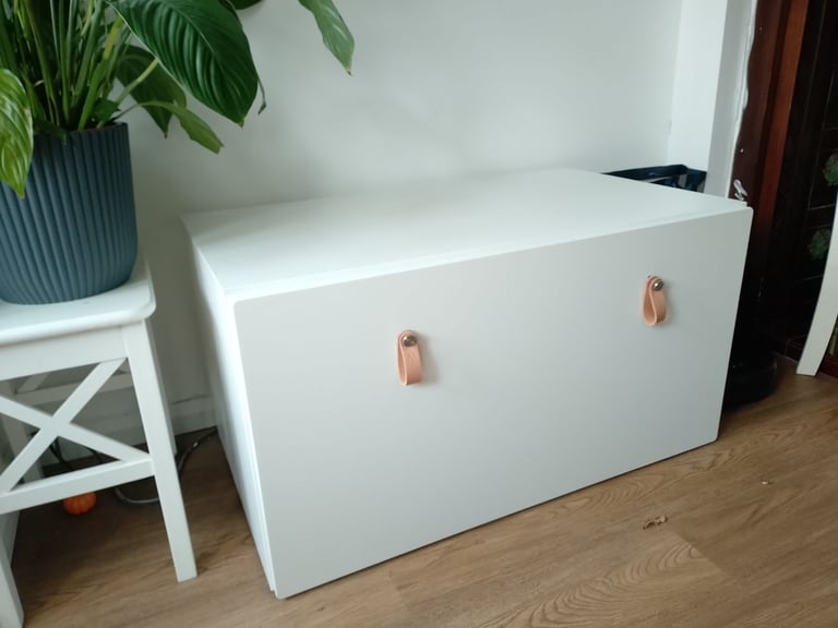 Pull out storage unit- in great condition