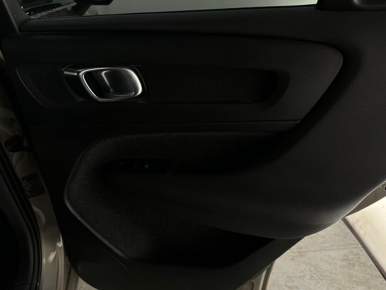  Volvo XC40 1.5h T4 Recharge 10.7kWh R-Design Auto Euro 6 (s/s) 5dr Petrol/Electric Hybrid Automatic