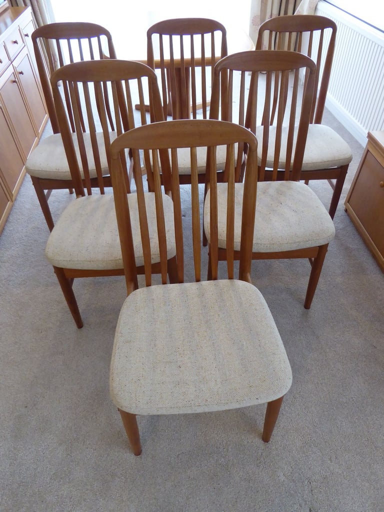 Benny Linden Dining Room Extendable Table / Six Matching Chairs