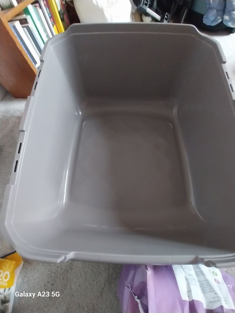 Large cat litter tray and accessories 