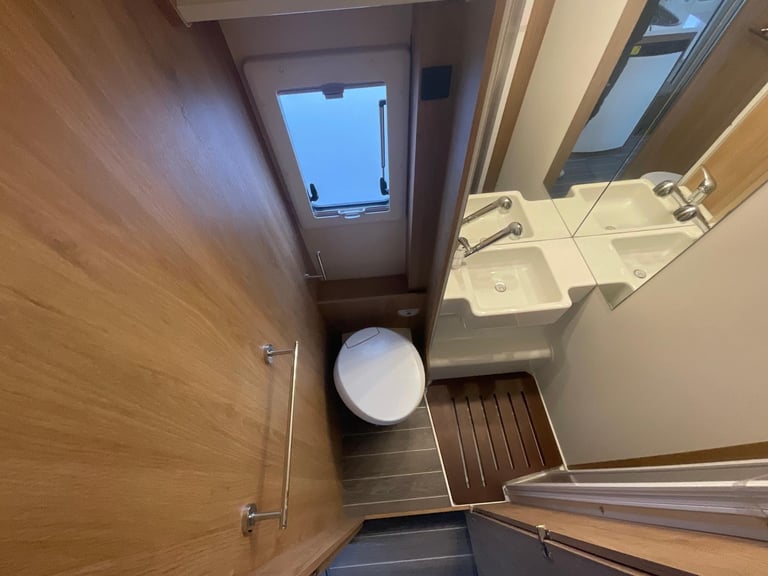 Rollerteam 746, 2020, 5K miles, 6 Berth, 6 Belts