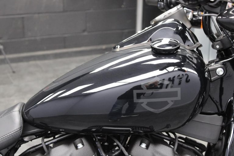 2021 Harley-Davidson FXFBS Softail Fat Bob in Vivid Black 