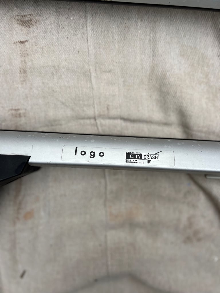 Genuine Audi A6 roof bars.  Ref: 4F0 071 126