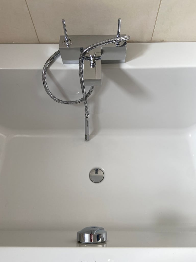 £250 0N0 DURAVIT DOUBLE ENDED BATH AND DOUBLE SINK CABINET SET SECOND HAND