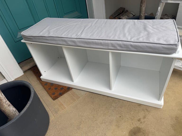 Bench with shoe shelves 