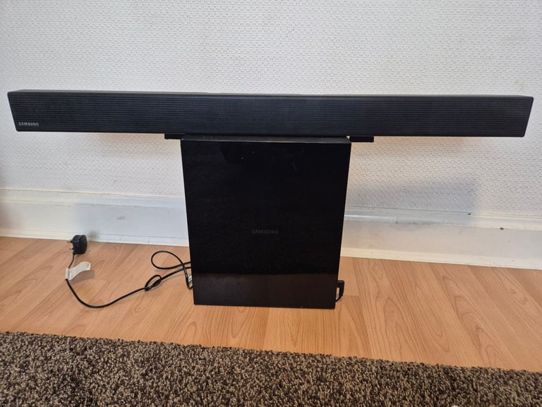 Samsung Bluetooth soundbar with subwoorther