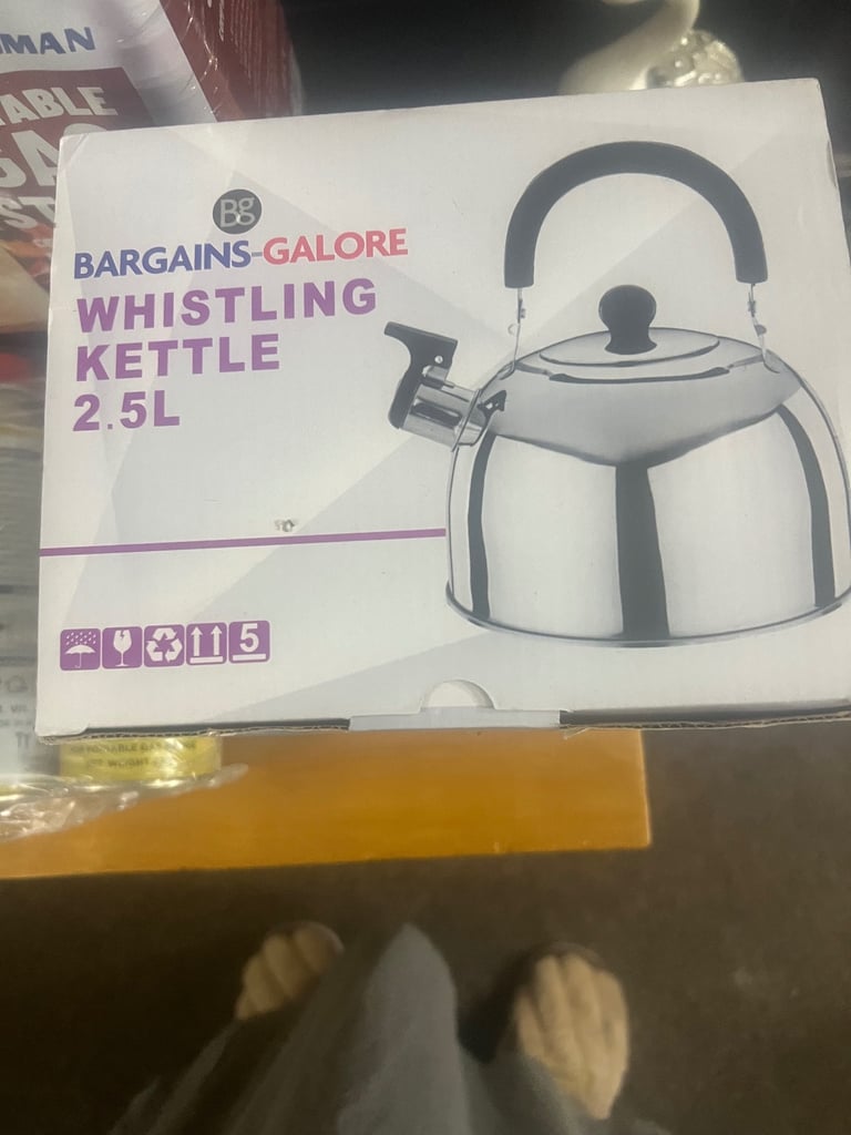 NEW single gas stove, 4 x gas cans & whistling kettle Bundle