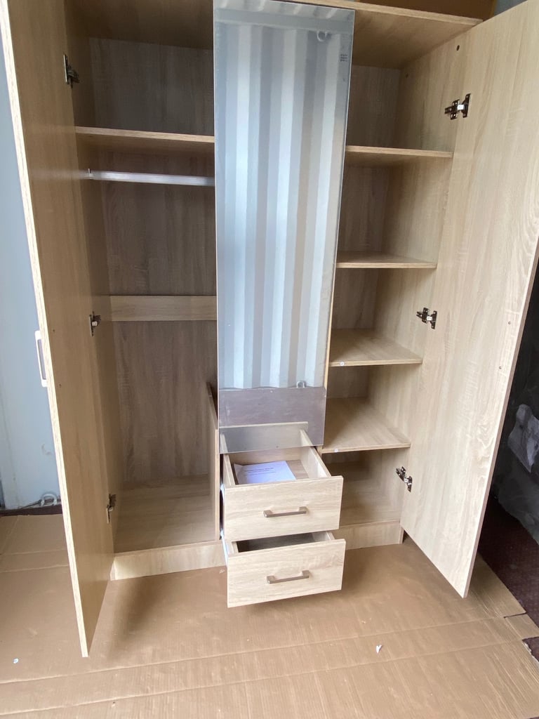 Mirrored 3 door wardrobe_ Brand new 