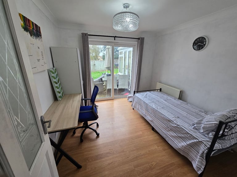 Lovely Room & Flat to rent Highworth Swindon