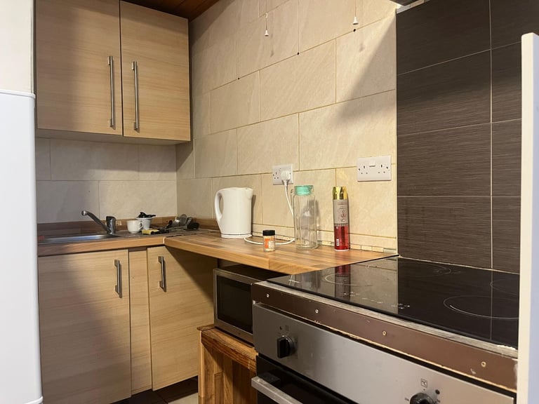 Self Contained studio flat in West Hendon