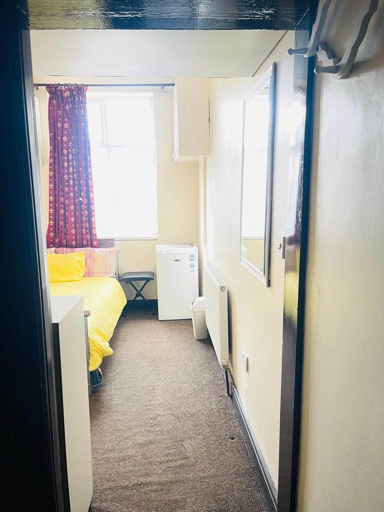 Spacious & Cosy Ensuite Room for Rent in - UB7 7DQ