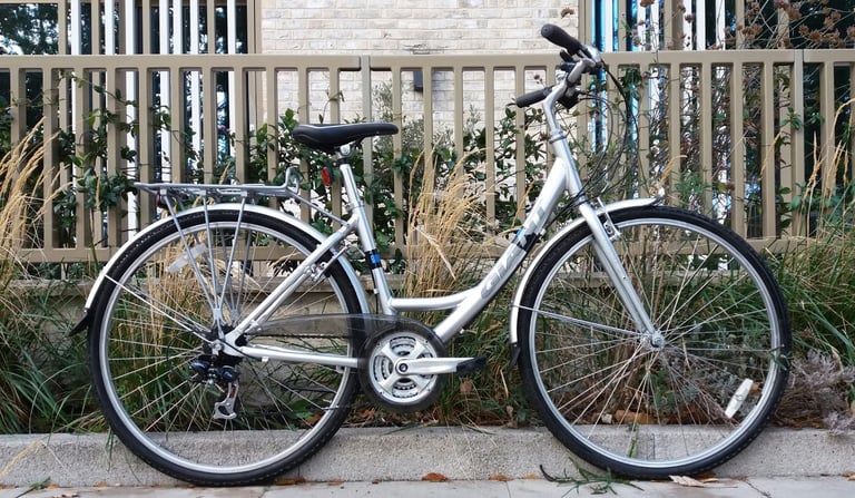image for GIANT LIKE NEW LADIES HYBRID BIKE COMFORTABLE AND ELEGANT CITY BICYCLE