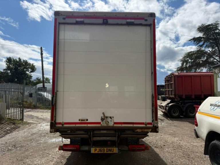 DAF LF 180 4x2 AUTOMATIC BOX TRUCK WITH TAIL LIFT