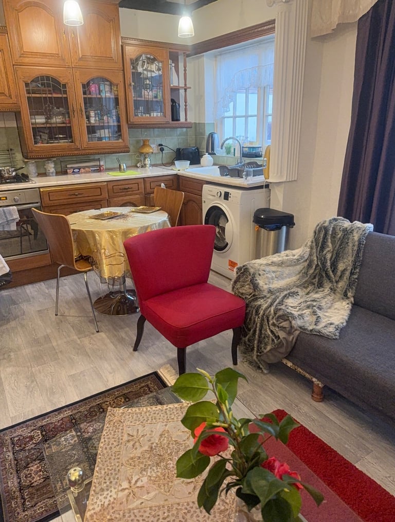 Double room in cozy river side house in Canary Wharf 