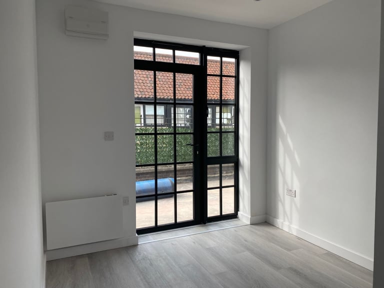 Newly decorated first floor large Studio Flat in a great location in Tottenham, N17.