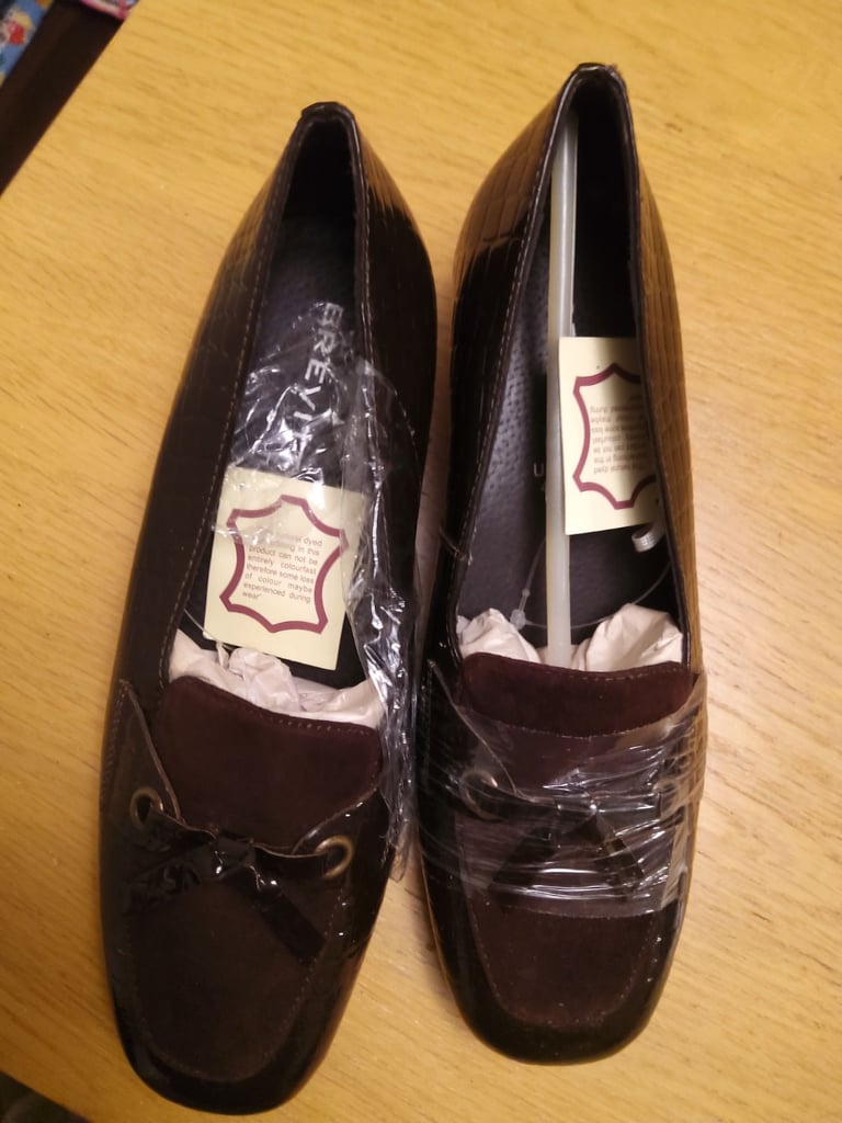 New tagged Brevitt size 4 brown block heel leather and suede with front detail