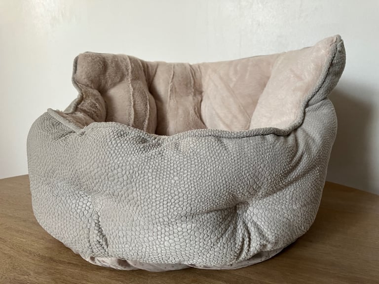 Pet bed for cats - Brand new 