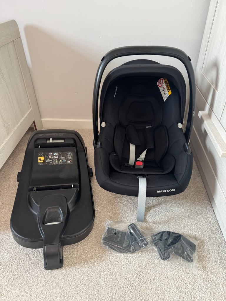 image for Maxi-Cosi CabrioFix isize car seat and Isofix base 