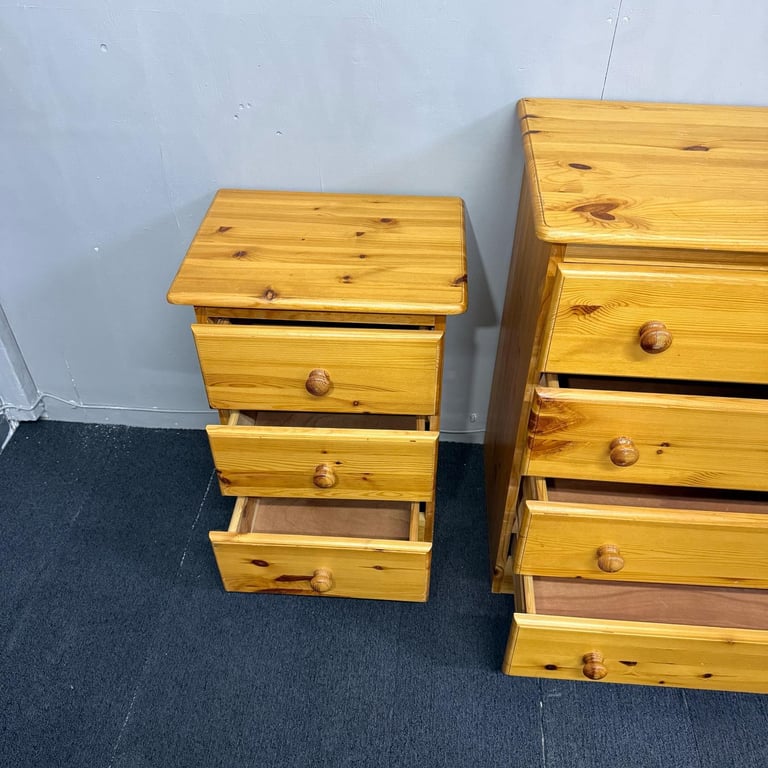 FREE DELIVERY REGAL chest of 4 drawers and bedside set, oak, in good condition. 