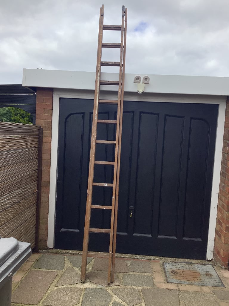 Extending wooden ladder