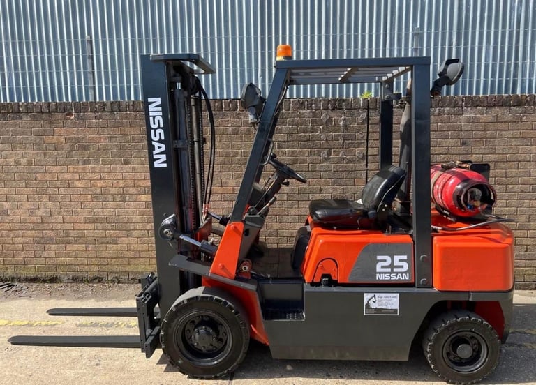 Nissan 2.5t gas forklift, clear view mast, sideshift 
