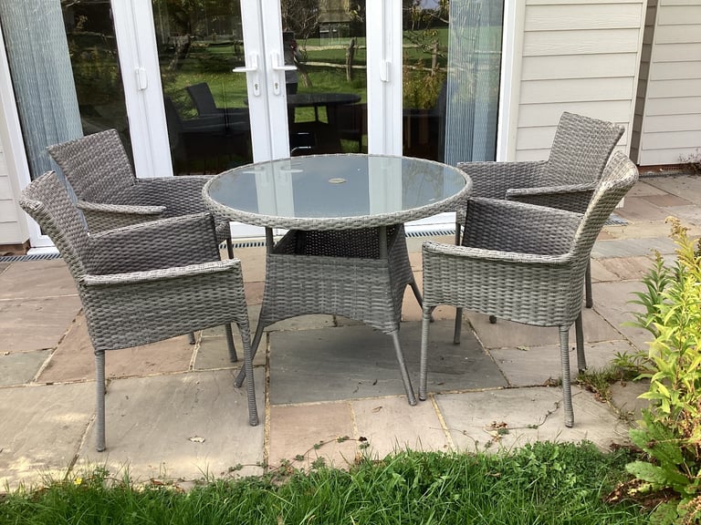 Round table and chairs 