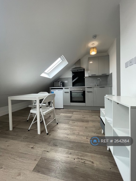 Studio flat in Grenoble Gardens, London, N13 (#2642184)