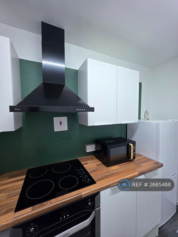 2 bedroom flat in Cathcart Street, Greenock, PA15 (2 bed) (#2685488)