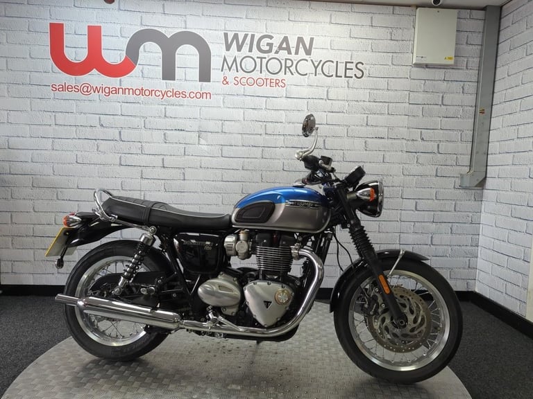 TRIUMPH BONNEVILLE T120, 2021/71, 8,842 MILE WITH FSH, BLUS AND SILVER