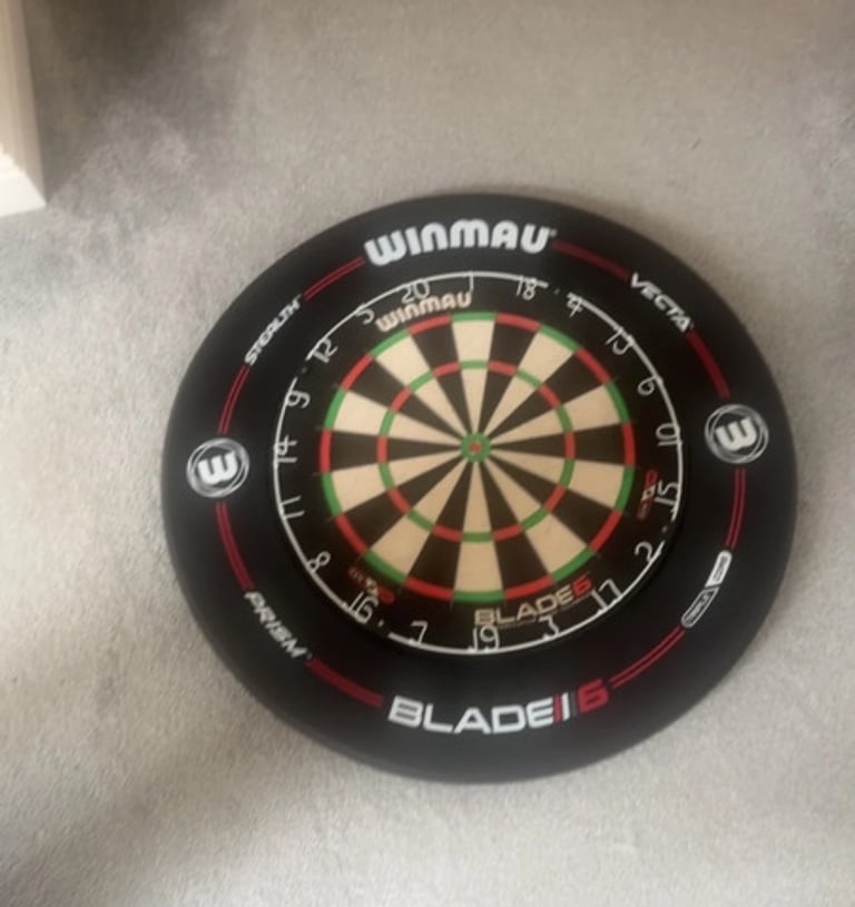 Winmau Dartboard and Dart Mat