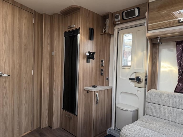 2020 SWIFT Challenger x835 4 Berth fixed island bed