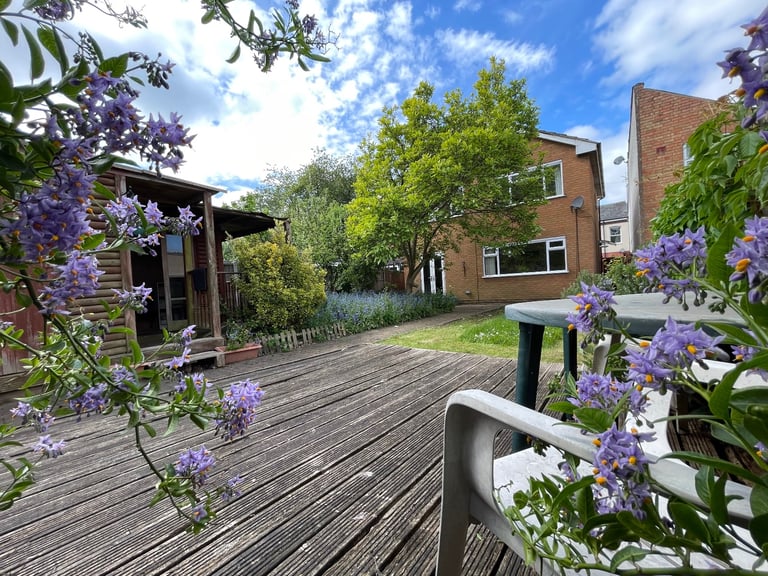 4 bedroom attached house Rugby centre 