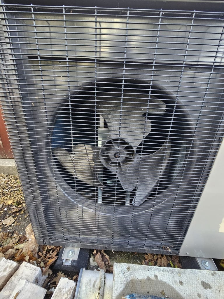 HARDLY USED 10KW Ideal Logic Air Monobloc air source heat pump & Water Cylinder