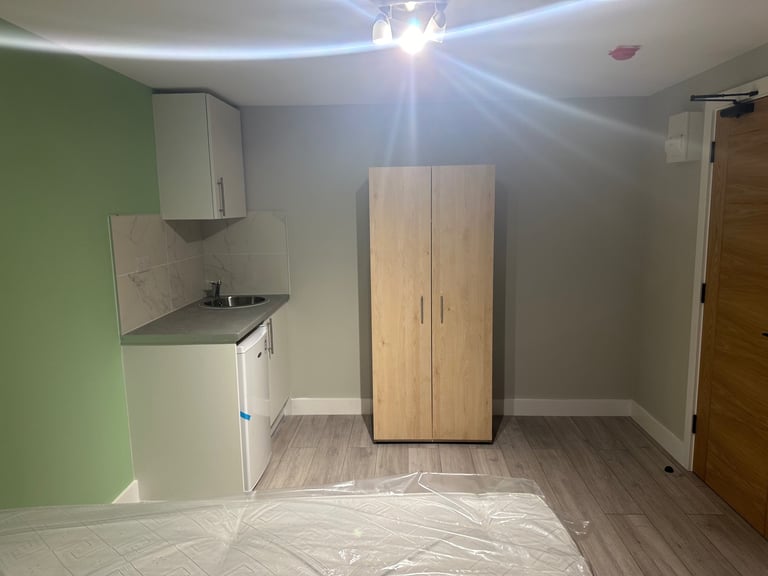 A one bedroom Studio is available to rent in Greenford UB6
