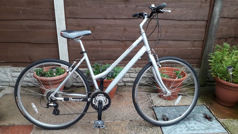 Here I have for sale a Mongoose hybrid ladies bike in Medium size in Excellent Condition