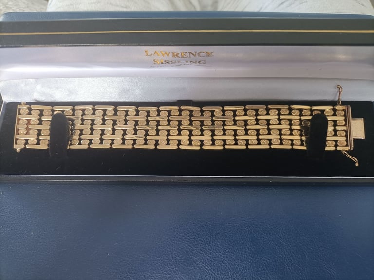 image for Ladies 9 CT vintage gold bracelet 