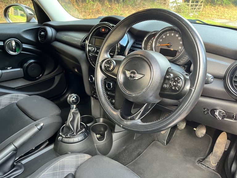 MINI COOPER 1.5 PETROL 5 DOOR. STUNNING LOOKING LONG MOT