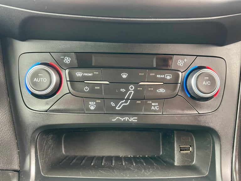 Ford Focus 1.6 Ti-VCT 125 TITANIUM POWERSHIFT AUTO