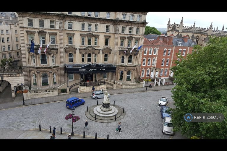 3 bedroom flat in College Green, Bristol, BS1 (3 bed) (#2666154)