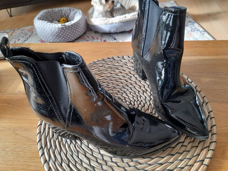 6 Ikea pictures in Black frames 