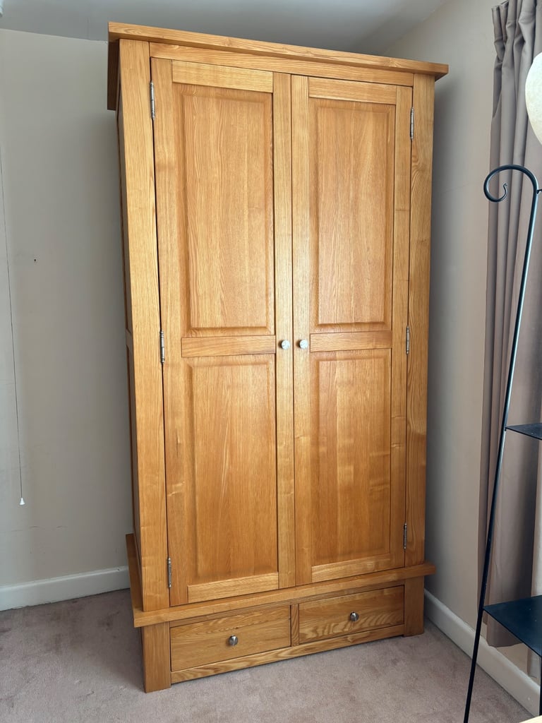 Beautiful ‘Sleepy Valley’ Solid Oak large double wardrobe with 2 spacious drawers like new DELIVERY