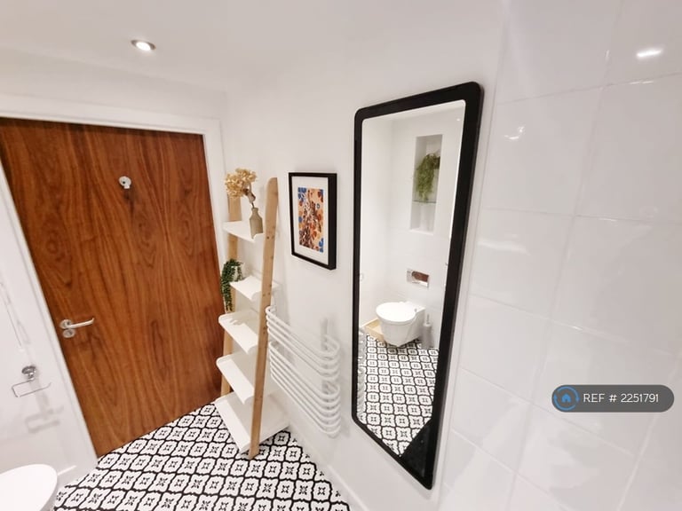 2 bedroom flat in The St. George Building, Leeds, LS1 (2 bed) (#2251791)