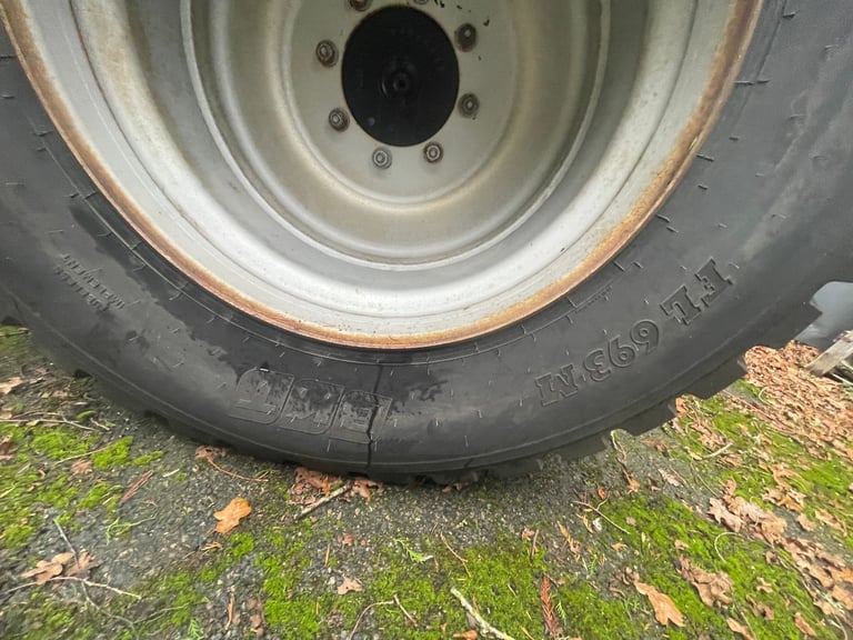 Tractor Tyres & wheel - Like new - BKT FL 693M tyres 